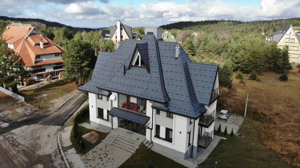uma vista superior de uma casa com um telhado cinzento em Smiley 1 em Divčibare