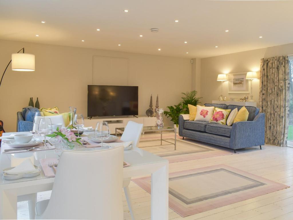 a living room with a table and a couch at Whitehouse Studio in Roslin