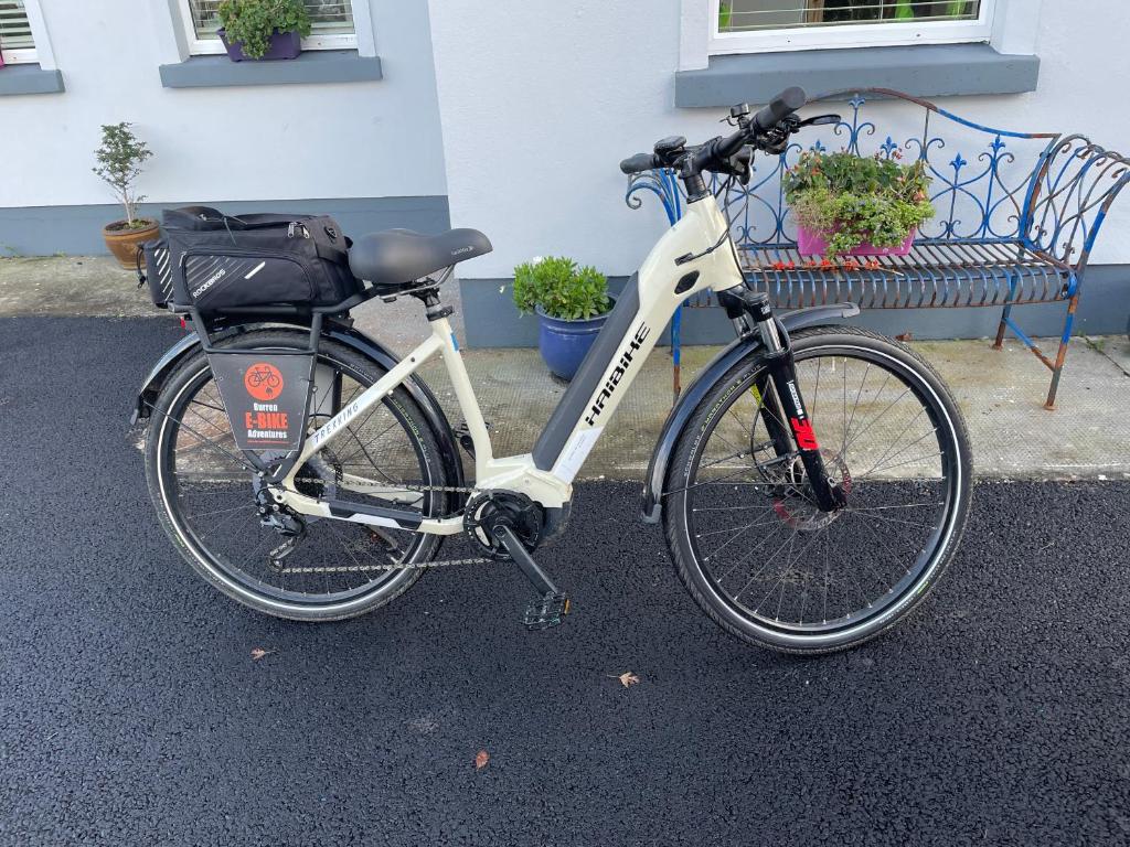 uma bicicleta estacionada em frente a um banco em Tigh Noor - Escape to Kinvara by the sea! em Galway