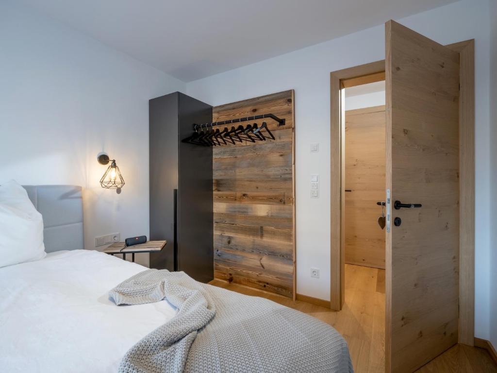 Łóżko lub łóżka w pokoju w obiekcie Ferienwohnung Tirolglück mit großem Garten