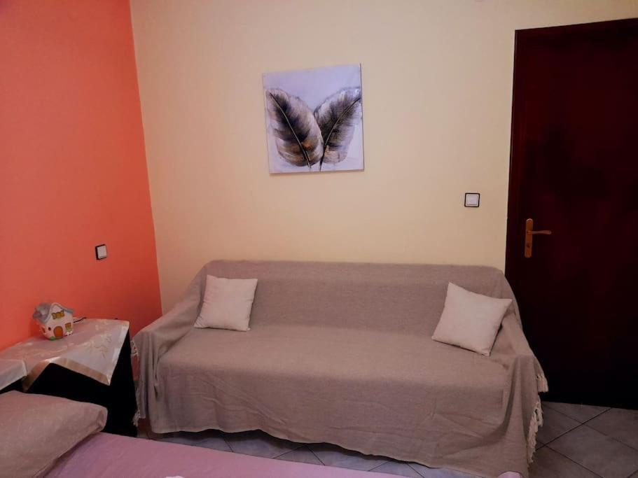 a bedroom with a bed and a picture on the wall at Το σπίτι του Γιάννη in Pýli