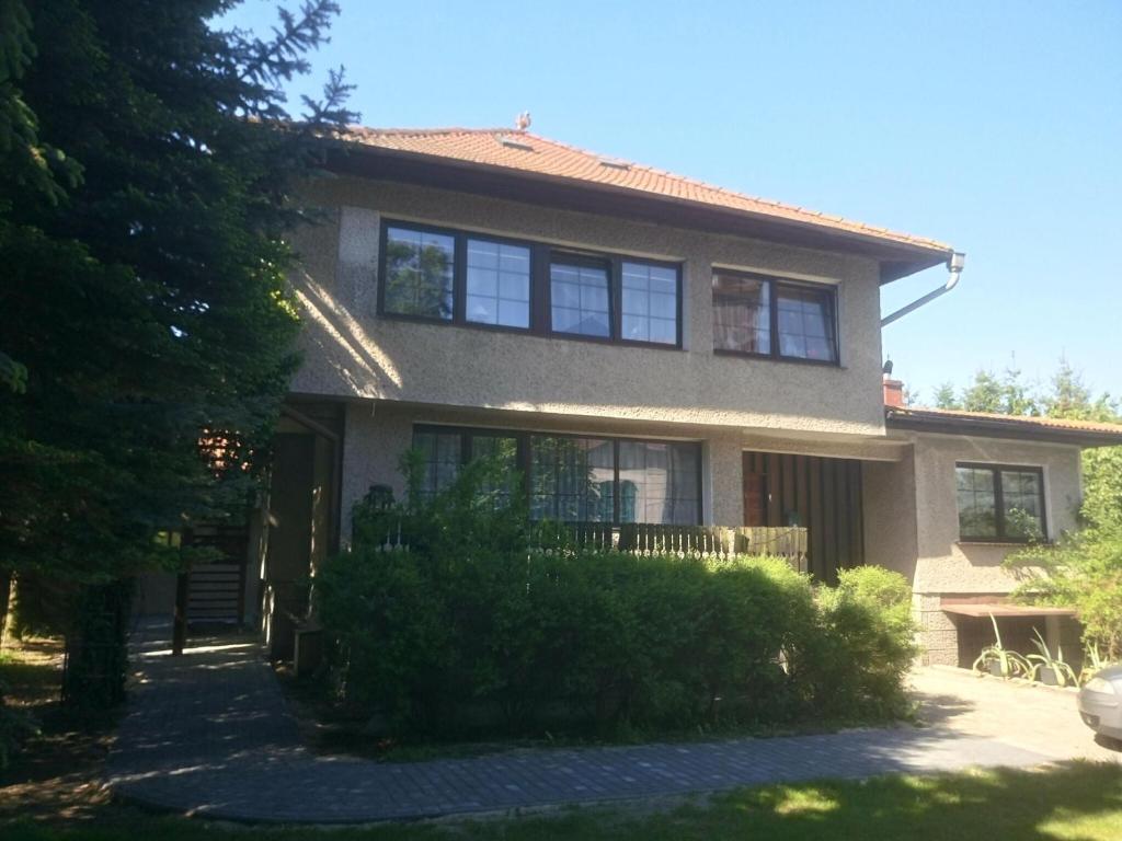 ein großes Haus mit einem Zaun davor in der Unterkunft Holiday flat, Stepnica in Stepnica