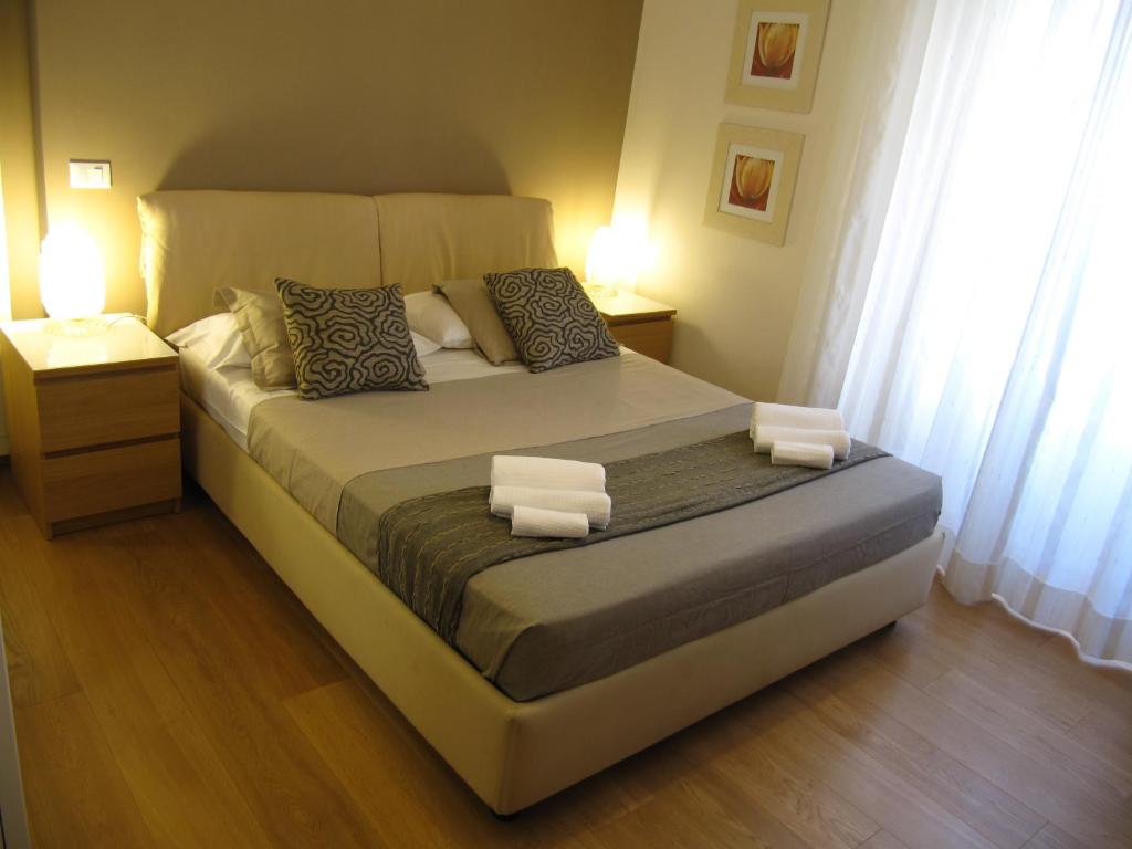 ローマにあるCasa Vacanze Pietro al Vaticanoのベッドルーム1室(大型ベッド1台、ナイトスタンド2台付)