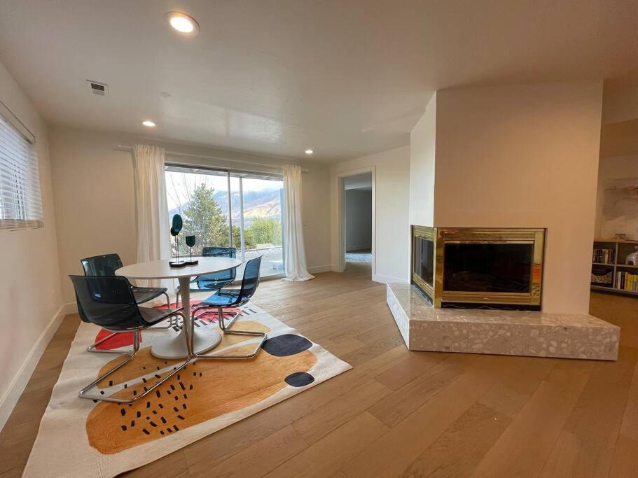 uma sala de estar com uma mesa e uma lareira em Cheerful Designer Condo w/ City & Mountain Views em Sandy