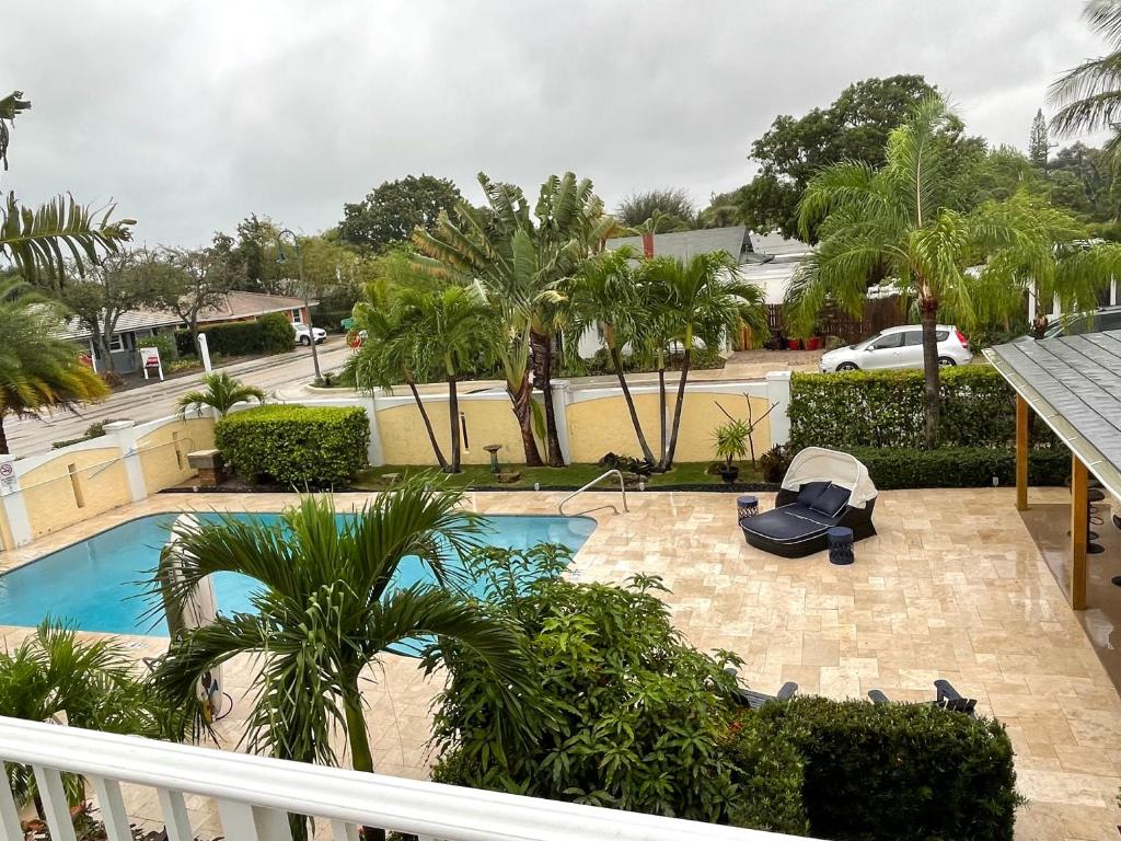 vistas a una piscina con palmeras en Capri Inn & Apartments, en Lake Worth