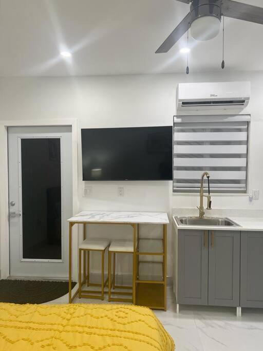 Kuchyň nebo kuchyňský kout v ubytování Stunning Deluxe Studio