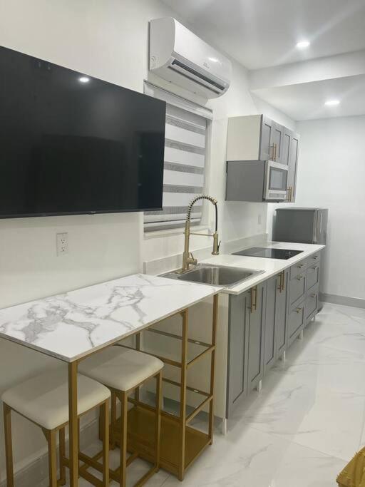 Kuchyň nebo kuchyňský kout v ubytování Stunning Deluxe Studio