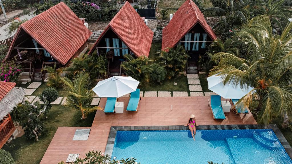 una vista aérea de una villa con piscina en Gayatri Bungalows, en Nusa Penida