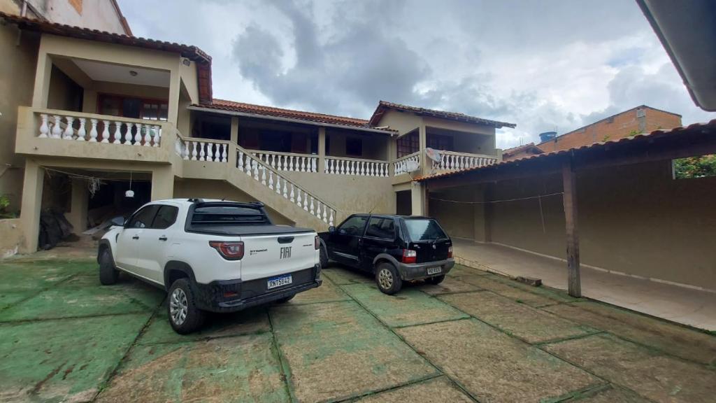 dos vehículos estacionados frente a una casa en Casa Maciel, en São Thomé das Letras