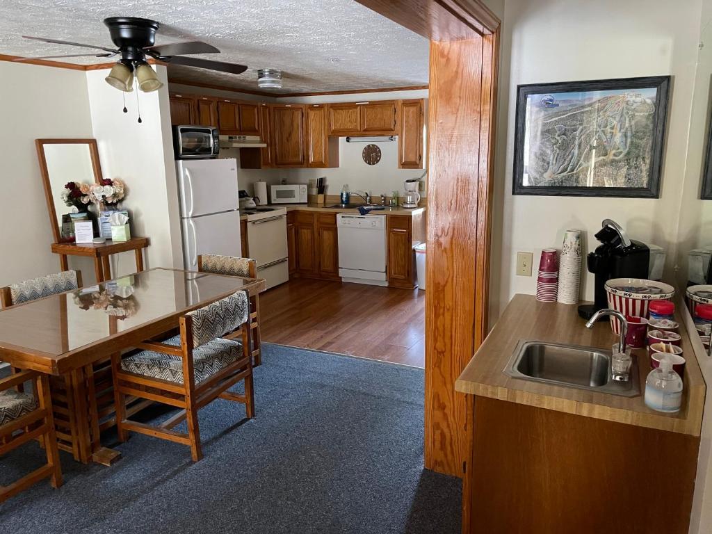 eine Küche mit einer Spüle und einem Tisch mit einer Theke in der Unterkunft 2 Bedroom 2 Bathroom - Blue Knob All Season Resort Condo in Claysburg
