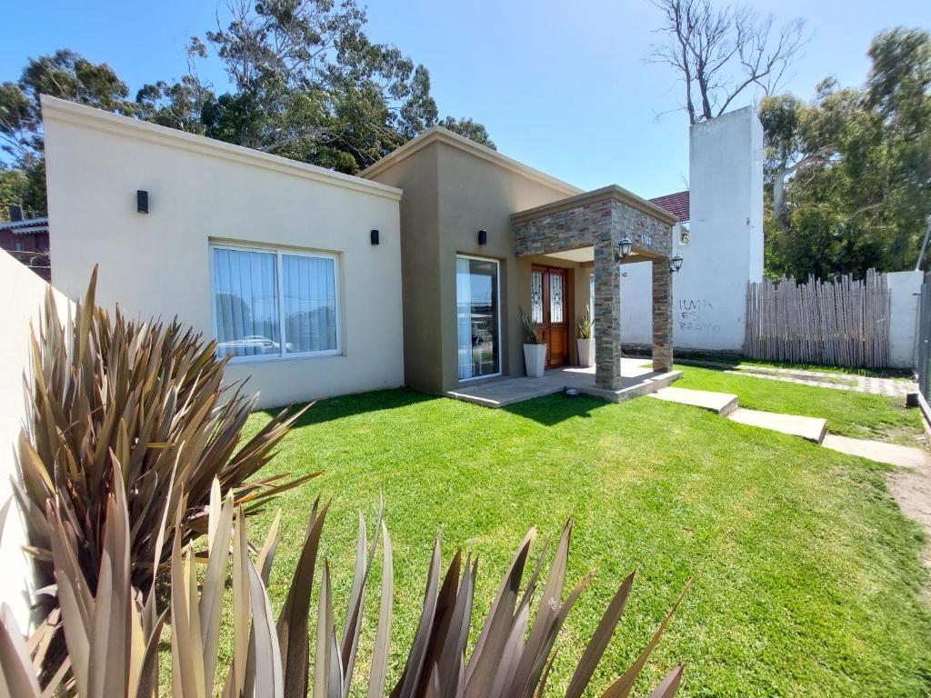 una casa con un patio verde con césped en Casa en bosque peralta ramos en Mar del Plata