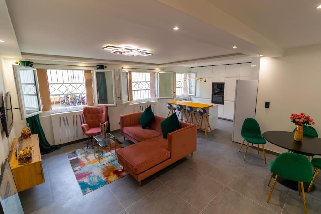 a living room with a couch and chairs and a table at Chic et Elégant à Villeurbanne in Villeurbanne