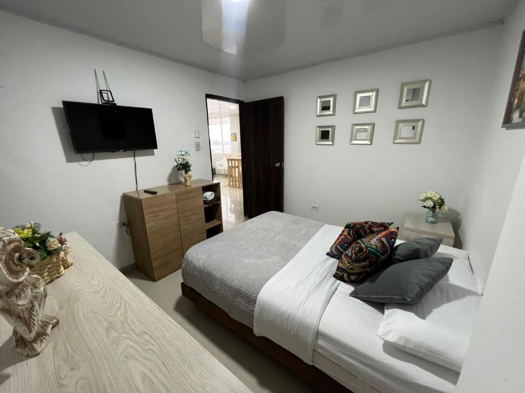 a bedroom with a bed and a flat screen tv at Apartamento Vacacional Con Vista Al Mar San Andres in San Andrés