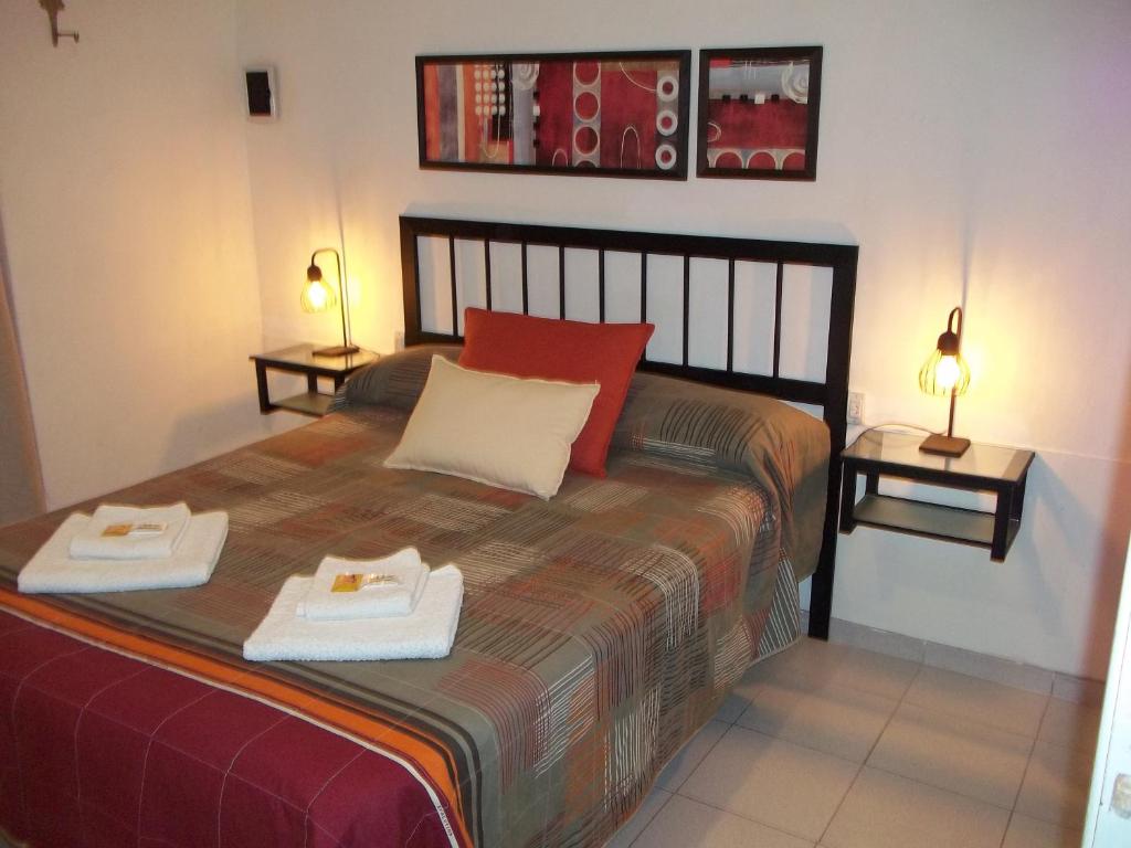 ein Schlafzimmer mit einem Bett mit zwei Handtüchern darauf in der Unterkunft Apartments Renta Eva 2 in San Rafael