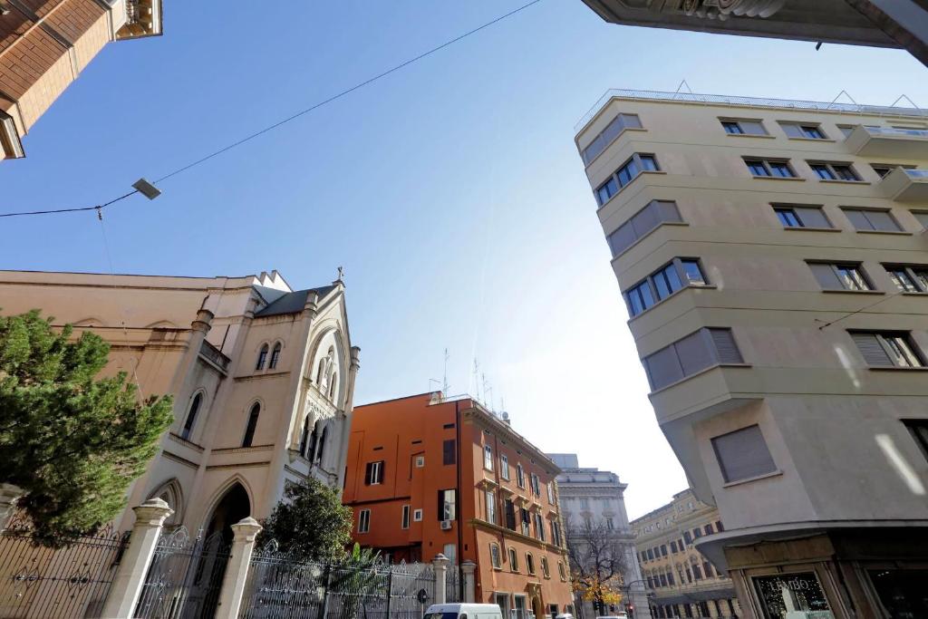 un gruppo di edifici su una strada cittadina di La Flavia Design City Suites Rome a Roma