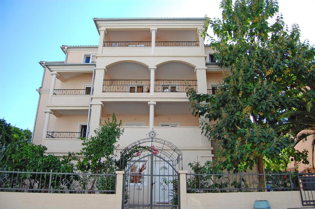un edificio con una puerta delante de él en Vila Maslina Guesthouse, en Budva
