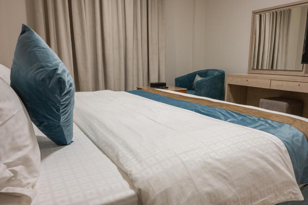 Abat Park - Deluxe Queen Room