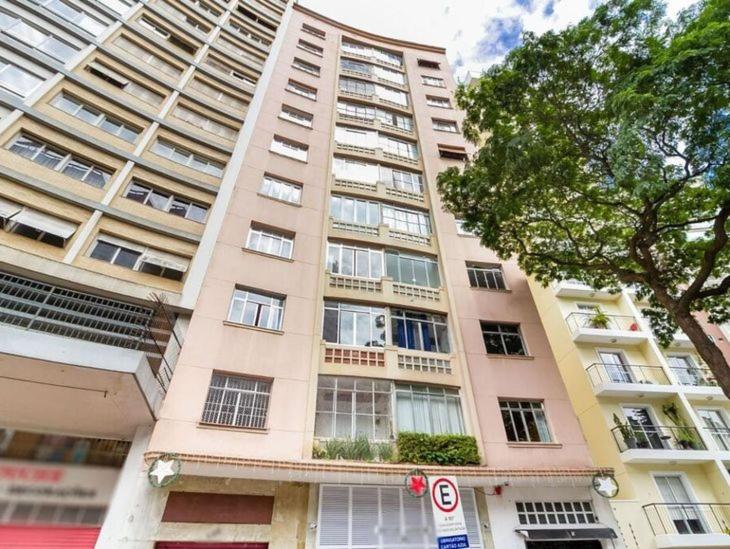 un edificio alto sin una señal de estacionamiento delante de él en Apartamento conforto e requinte!, en São Paulo