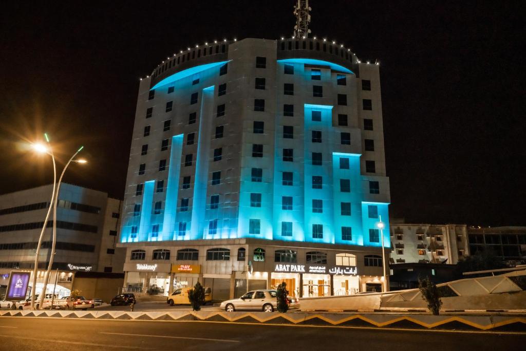 un bâtiment avec des lumières bleues au-dessus dans l'établissement ابات بارك Abat Park, à Al Baha