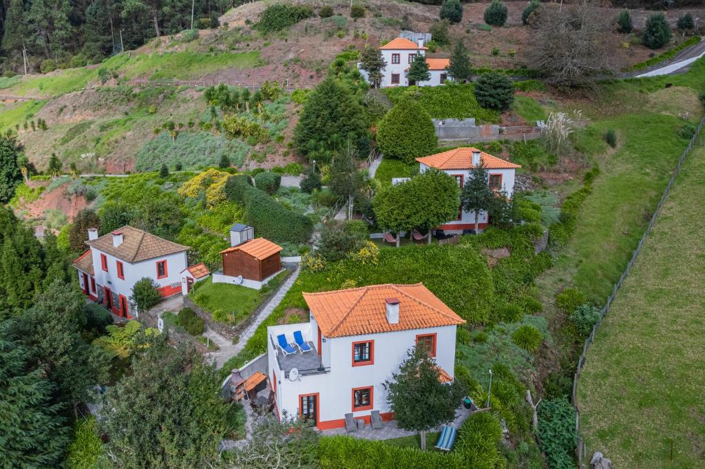 Vue aérienne d'une maison sur une colline dans l'établissement Cantinho Rural, à Camacha