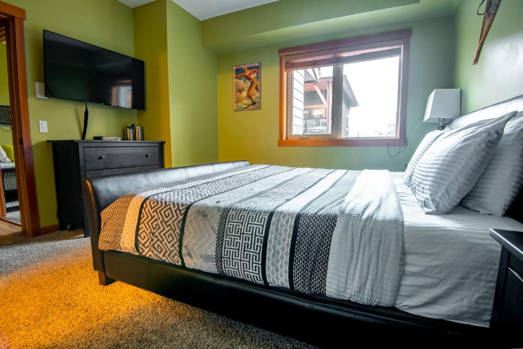 Voodi või voodid majutusasutuse Renovated Condo, 2BR, 2BA, Heated Pool, 3 Hot Tubs, Pets Welcome! toas
