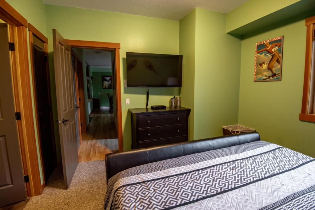 Voodi või voodid majutusasutuse Renovated Condo, 2BR, 2BA, Heated Pool, 3 Hot Tubs, Pets Welcome! toas