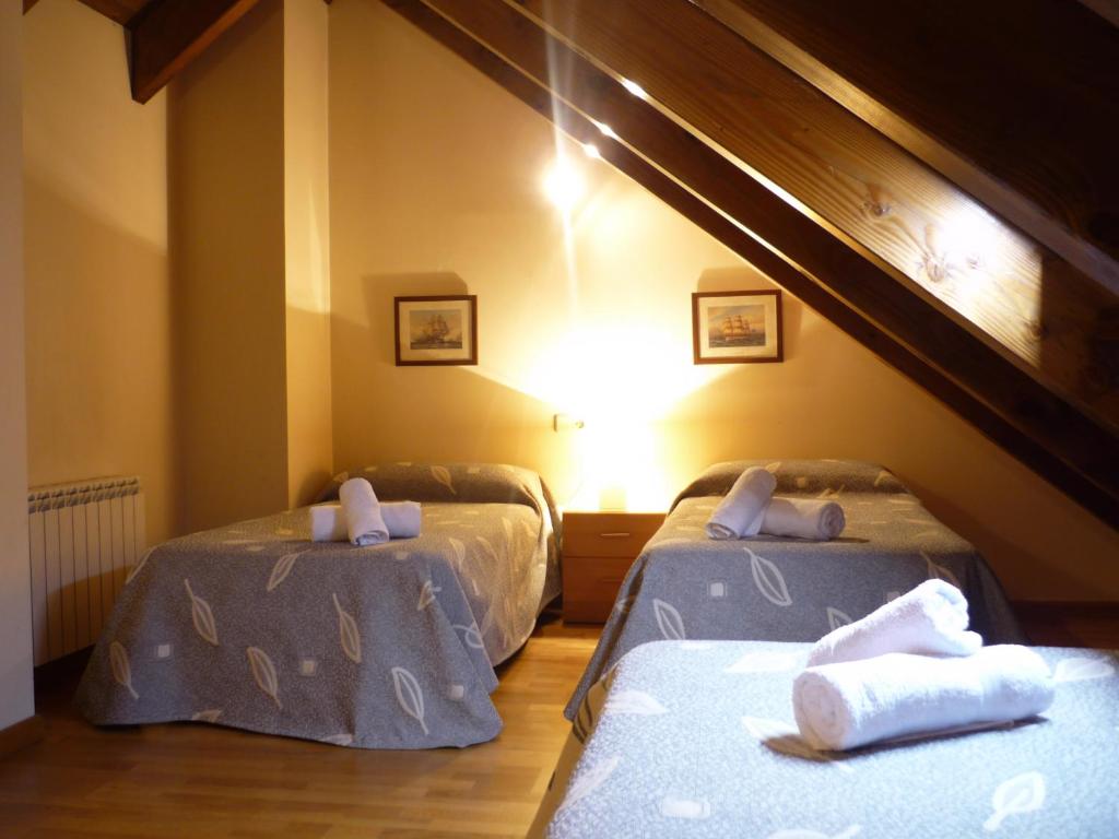 A bed or beds in a room at Apartament Ca de Gallisca