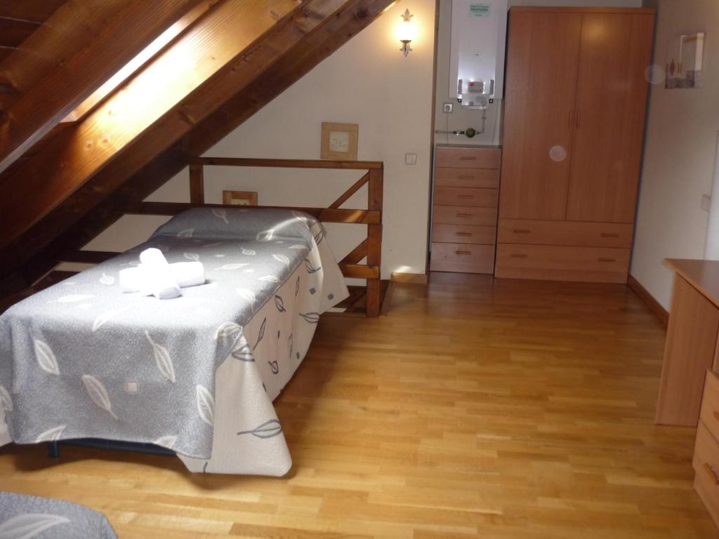 A bed or beds in a room at Apartament Ca de Gallisca