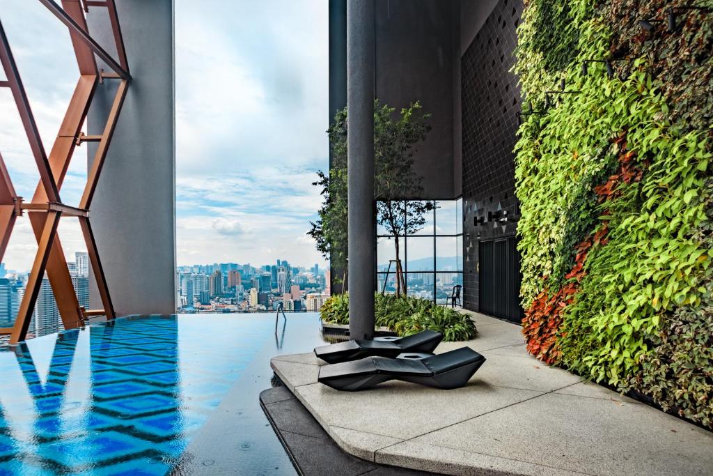 een uitzicht op een gebouw met een zwembad bij Scarletz Suites KLCC by Mana-Mana in Kuala Lumpur