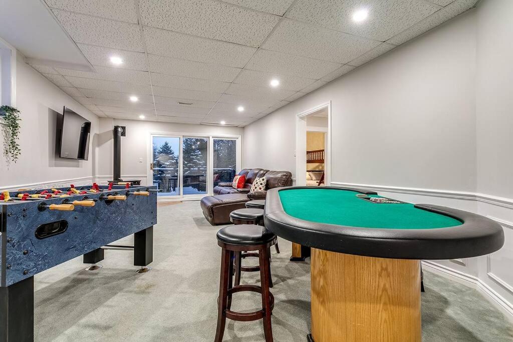 Luxury manor in woods sleeps 15 close to the city - Housity