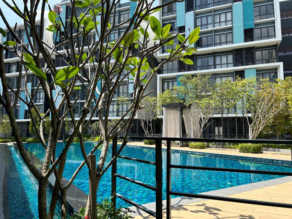 une piscine en face d'un bâtiment dans l'établissement Casa Sepuluh @ Core Soho Suites Kota Warisan, à Sepang