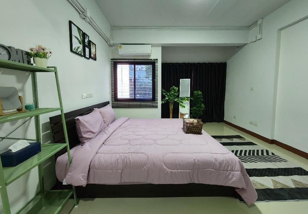 Postel nebo postele na pokoji v ubytování ฺBoxsoon nimman 5