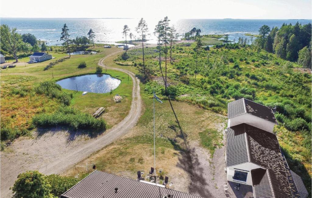 una vista aérea de un edificio en una colina cerca del océano en Cozy Home In Otterbcken With Wifi en Otterbäcken