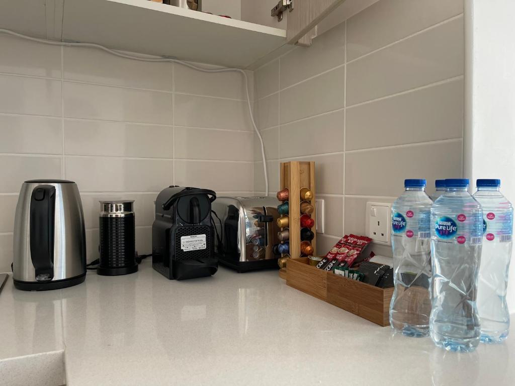 Príslušenstvo na prípravu kávy alebo čaju v ubytovaní Yas Island - 2 Bedrooms, 2 toilet with shared Pool & Parking