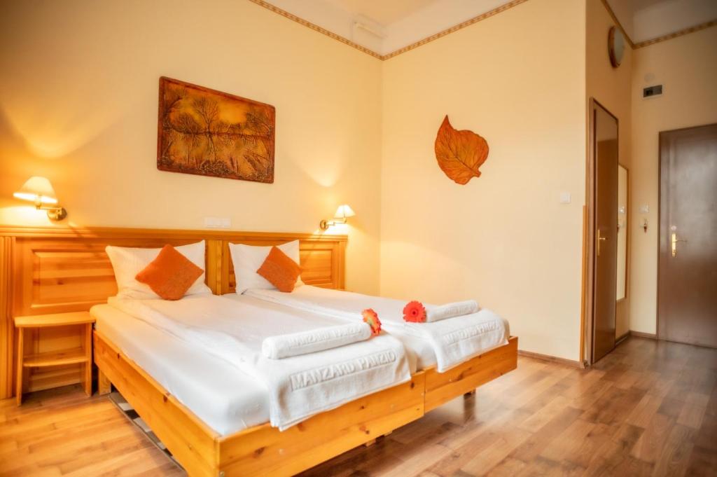 Postel nebo postele na pokoji v ubytování Manzard Panzio