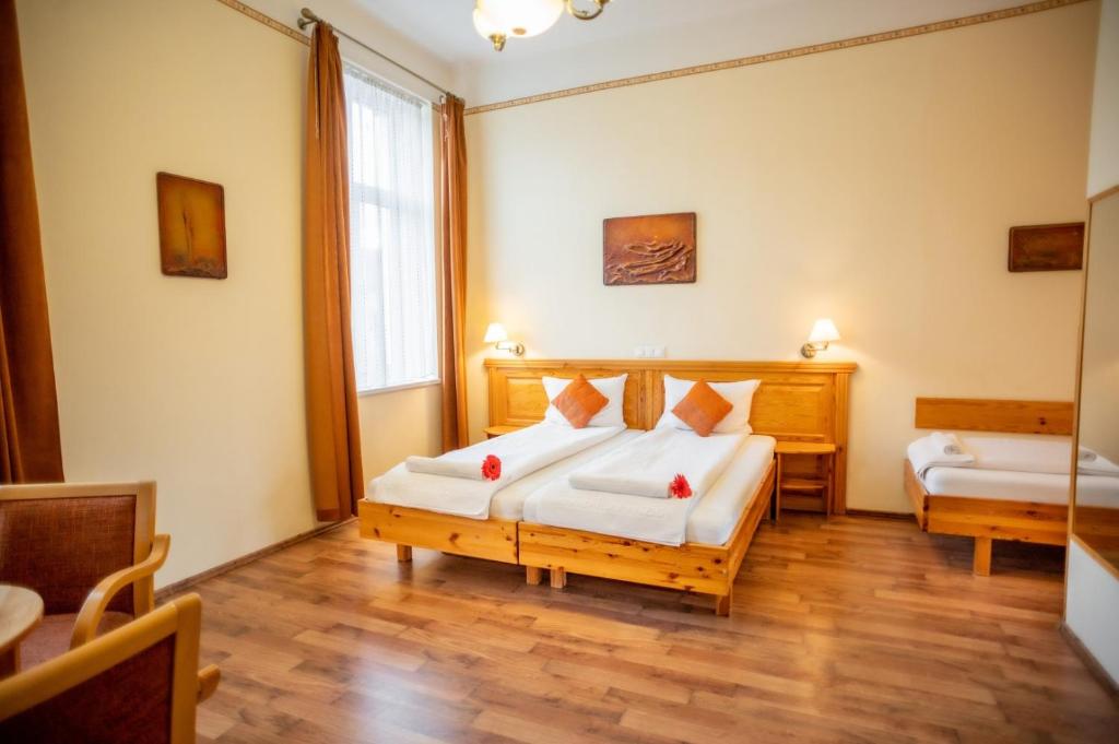 1 dormitorio con 2 camas en una habitación en Manzard Panzio, en Budapest