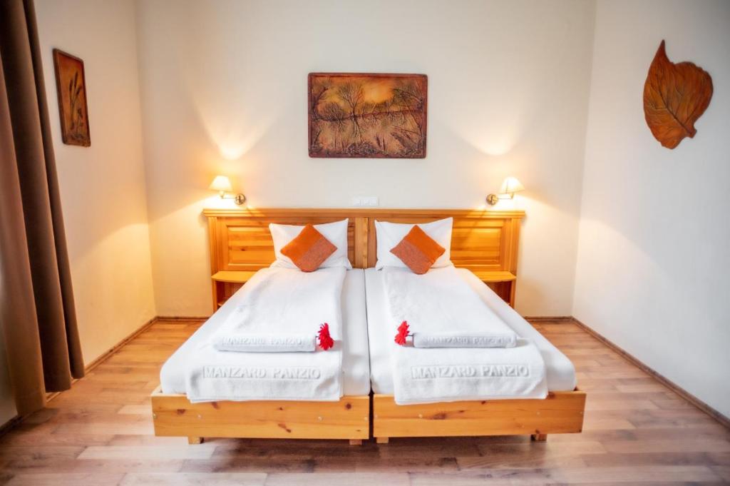 Postel nebo postele na pokoji v ubytování Manzard Panzio