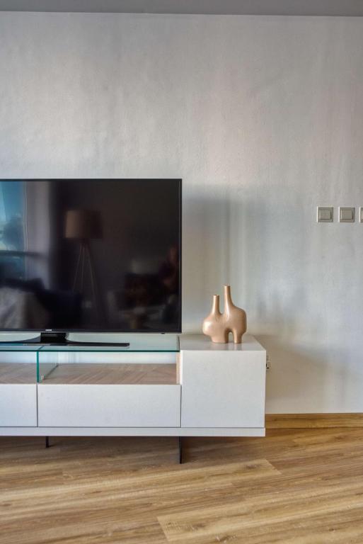 TV a/nebo společenská místnost v ubytování The Smart Concierge - Damac Waves