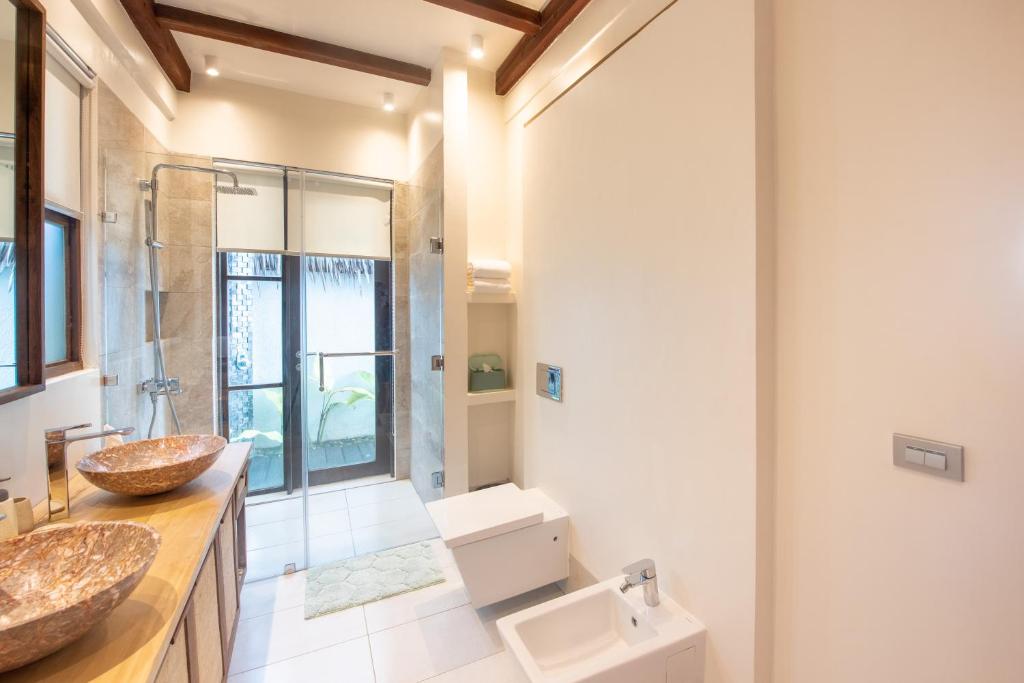 Koupelna v ubytování L'Osteria Luxe Beachfront B&B