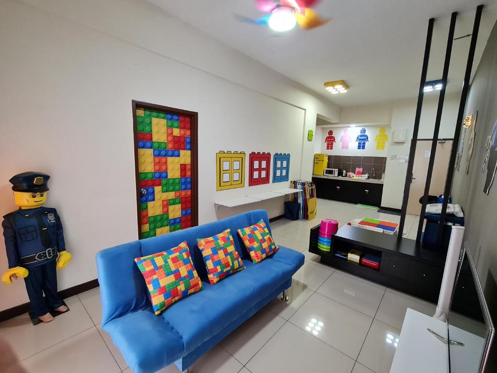 - un salon avec un canapé bleu et un jouet dans l'établissement IPSA Lego Amari Water Park Lagoon Resort Bukit Katil Melaka, à Malacca