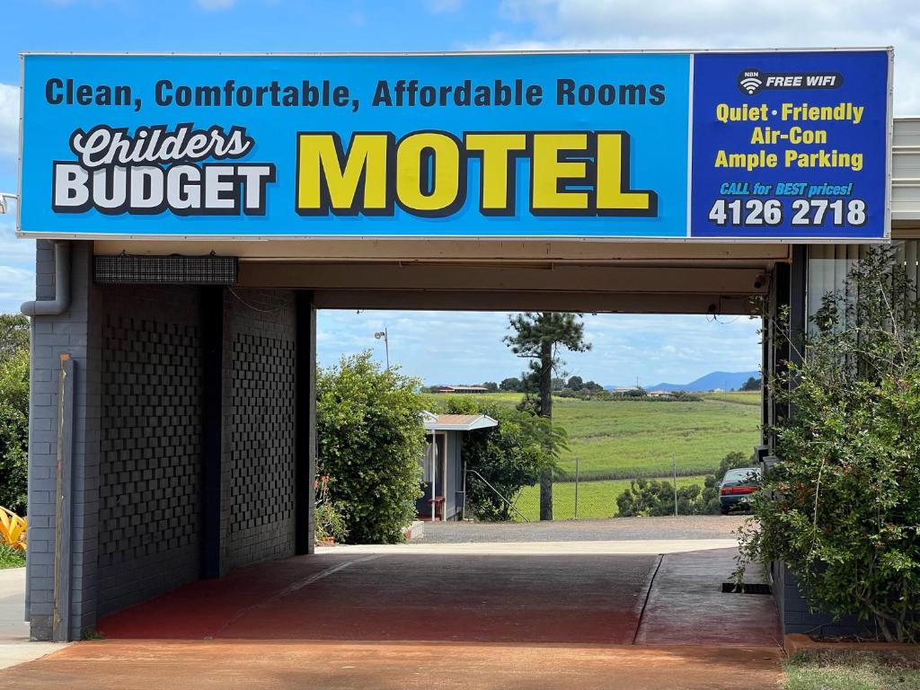 a building with a sign for a motel at Childers Budget Accommodation in Childers