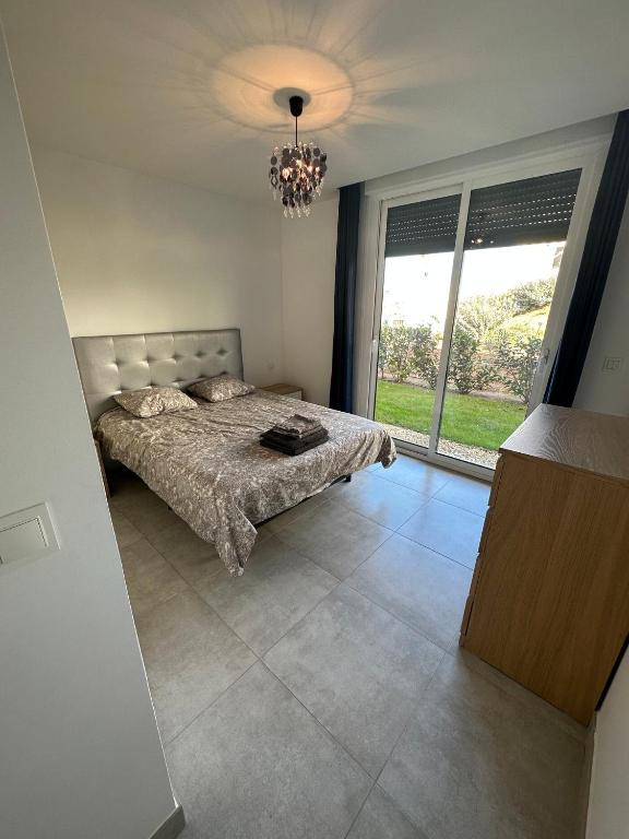 Posteľ alebo postele v izbe v ubytovaní 2-bedroom-apartment with a terrace, pool, gym