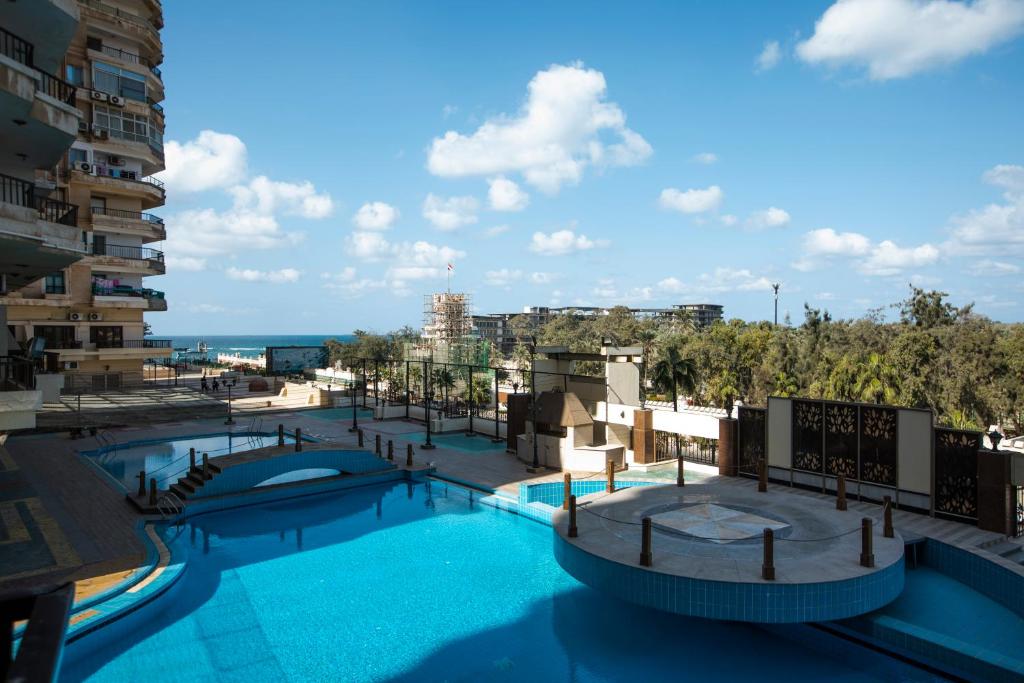 uitzicht op een zwembad op een gebouw bij AIFU Hotel El Montazah Alexandria in Alexandrië