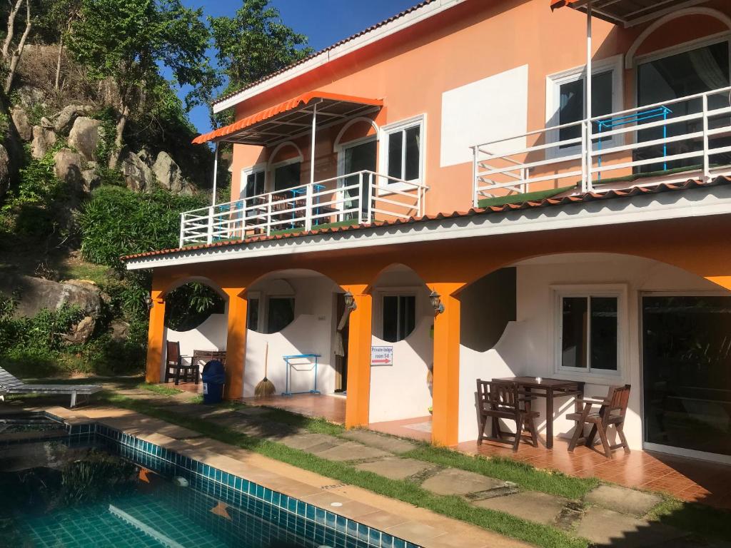 una casa con piscina frente a ella en Private Lodge Beachside Samui Lamai, en Lamai