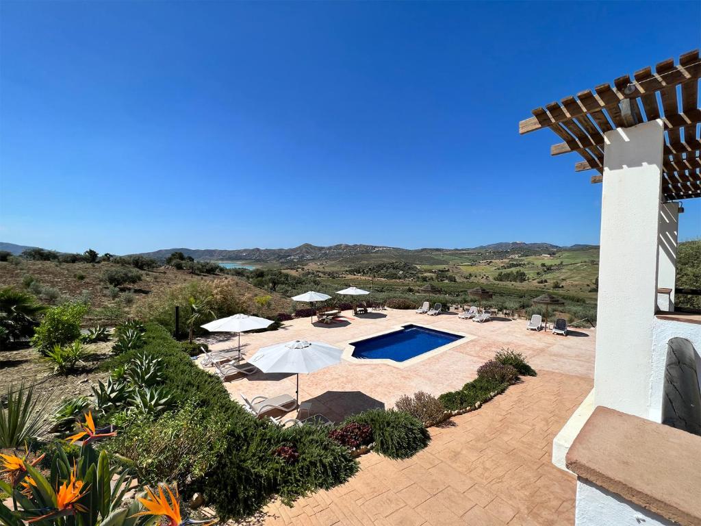 een buitenuitzicht op een villa met een zwembad bij Finca Zayas Casa Rural & Guest Suites in Periana