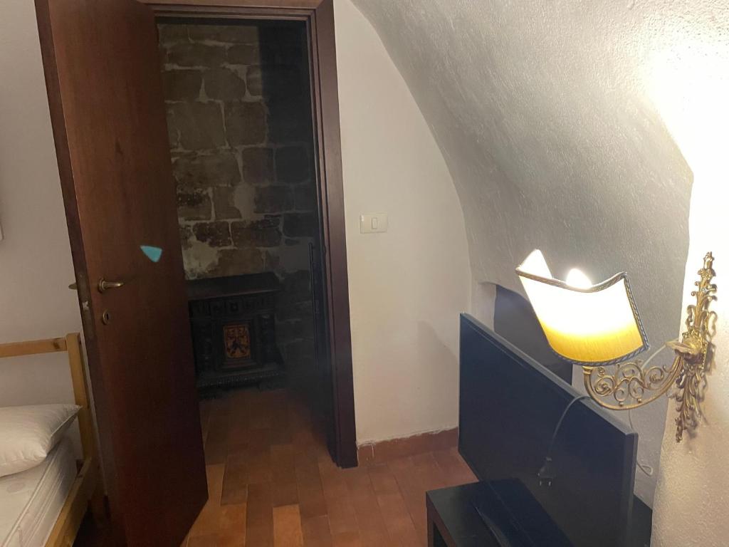 pokój z lampką na stole i drzwiami w obiekcie Via vecchia dei postriboli w mieście Bisceglie