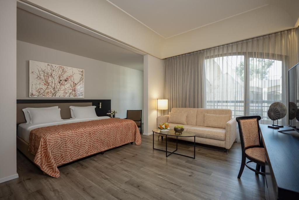 Postel nebo postele na pokoji v ubytování Dan Jerusalem Hotel