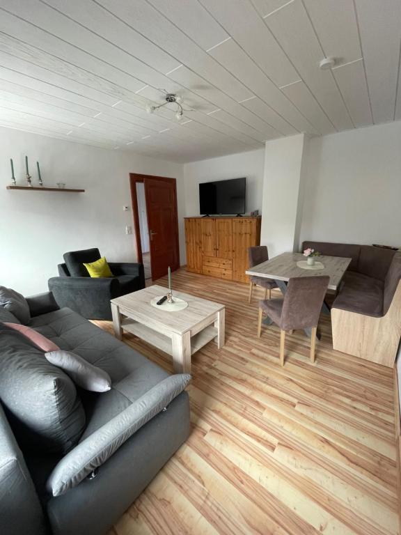 TV a/nebo společenská místnost v ubytování MR-Ferienwohnung - Wohnung Hönnersum