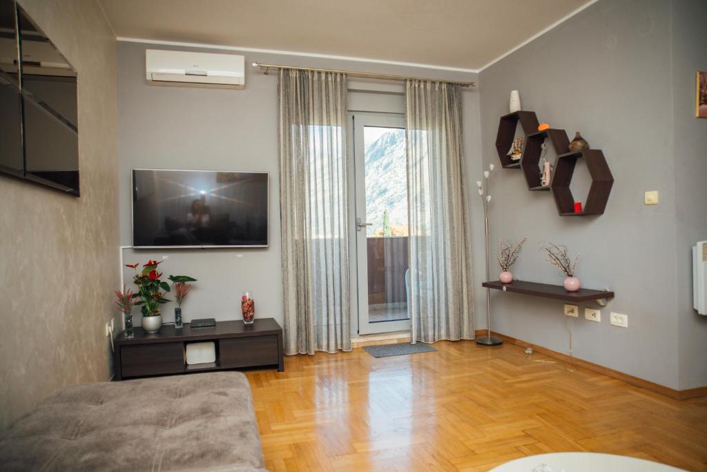Una televisión o centro de entretenimiento en Sea view apartment in Kotor ! Apartment Popica