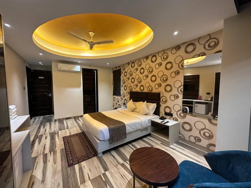 a hotel room with a bed and a ceiling at Hotel Hardik Palacio in Varanasi